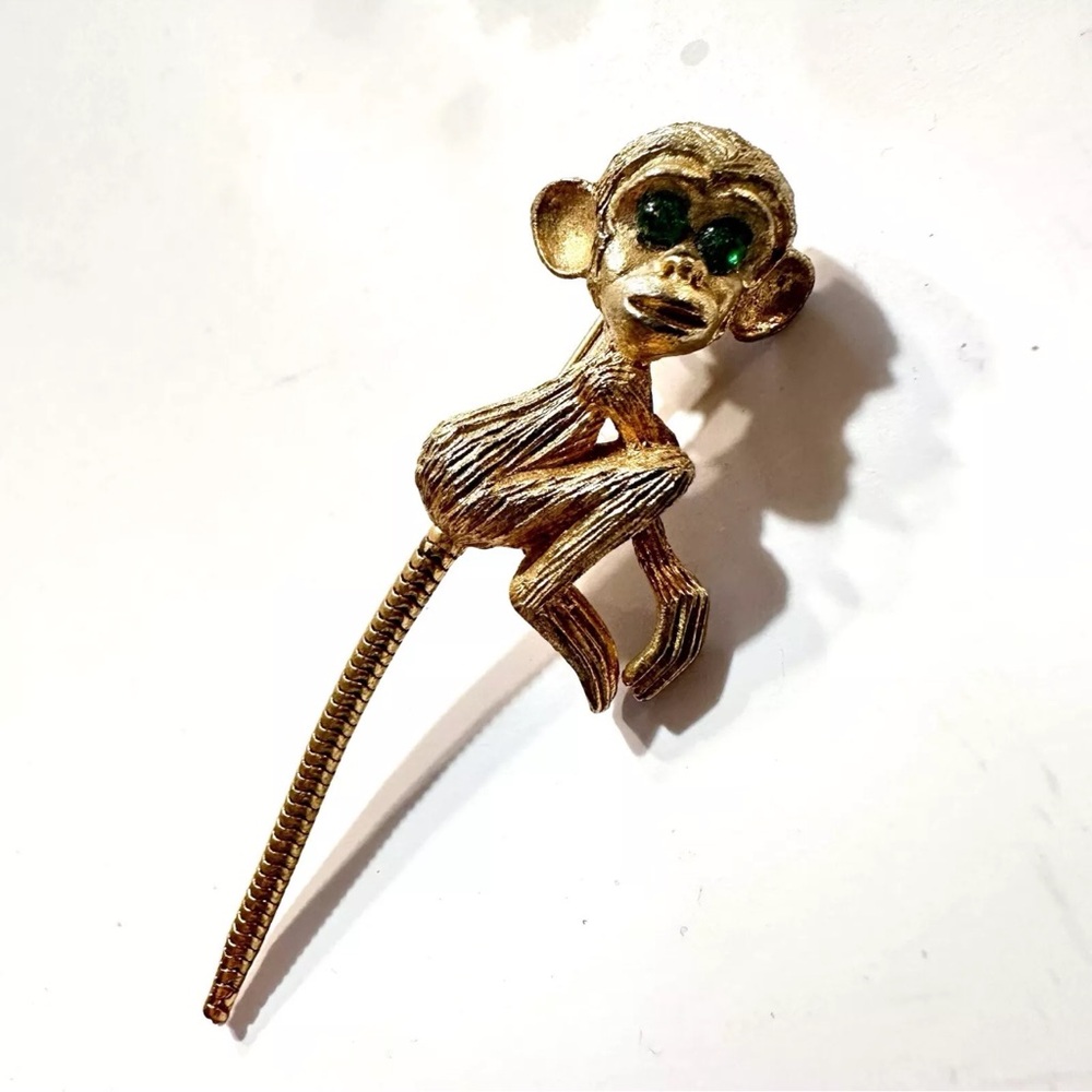 Vtg Brooch Monkey Gold Tone W/ green eyes Articulated turbogas tail 2.5” 1960’s
